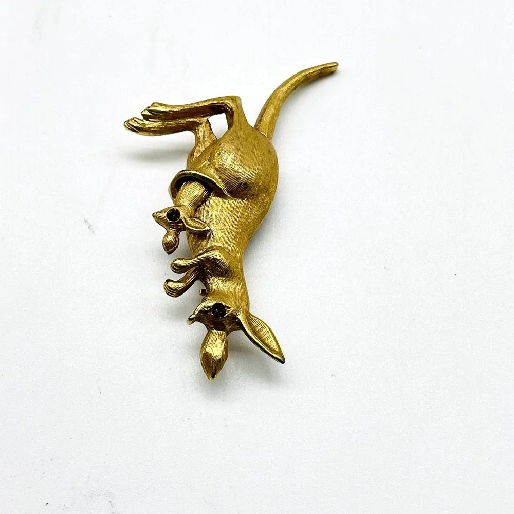 Signed Avon Gold Tone Kangaroo Brooch Pin Articulated Tail Vintage Figural